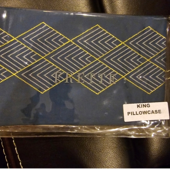 Frette NWT Rectangular Light Quilt Reversible Midnight Blue/ Grey Retails $1,900 - Picture 13 of 13